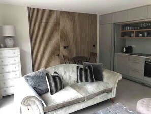Smart TV, books - Sur la Mer - luxury beach retreat (Westbourne)