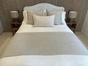 1 bedroom, iron/ironing board, free WiFi, bed sheets - Sur la Mer - luxury beach retreat (Westbourne)