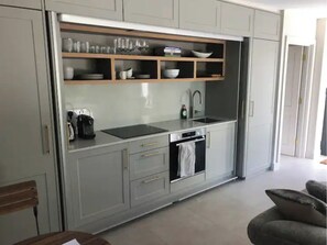Fridge, oven, stovetop, coffee/tea maker