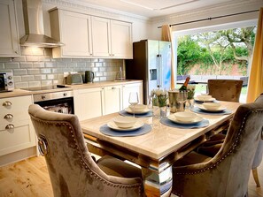 Apartment | Eigene Küche | Kühlschrank, Mikrowelle, Ofen, Herdplatte