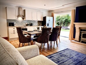 Apartment | Eigene Küche | Kühlschrank, Mikrowelle, Ofen, Herdplatte