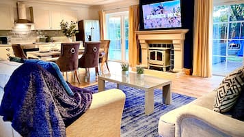 Apartment | Living room | 30-inch TV with digital channels, fireplace