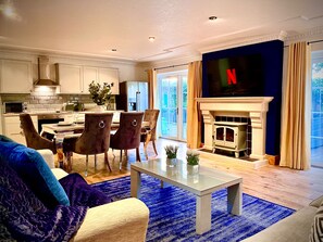 Apartamento | Sala de estar | TV 30 polegadas com canais digitais, lareira