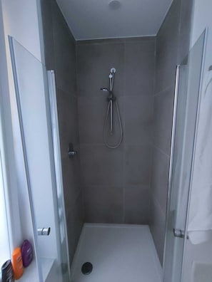 Apartment, 1 Queen Bed | Bathroom | Shower, towels