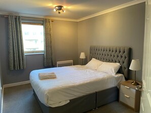 Apartamento, 2 camas de matrimonio | 2 dormitorios, tabla de planchar con plancha, wifi gratis y ropa de cama