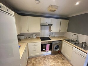Apartment, 2 Queen Beds | Private kitchen | Fridge, microwave, oven, stovetop - nil nil nil nil nil nil (London)