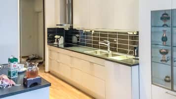 Fridge, oven, dishwasher, coffee/tea maker