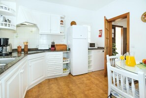 Een koelkast, een magnetron, een oven, een kookplaat