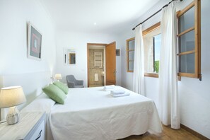 2 dormitorios, caja fuerte, tabla de planchar con plancha