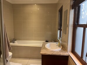 Baignoire, serviettes fournies, savon, papier de toilette