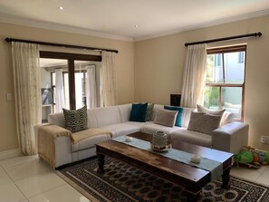 Smart TV, books, printers - Exclusive Security Estate walking distance to the beach (Cape Town)