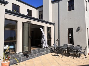 Outdoor dining - Exclusive Security Estate walking distance to the beach (Cape Town)