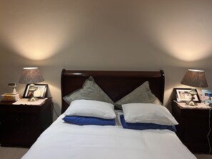 4 chambres, bureau, fer et planche à repasser, accès au Wi-Fi (inclus)