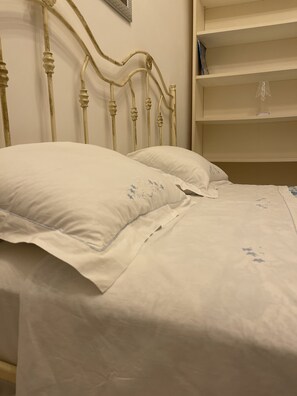 1 bedroom, travel cot, free WiFi, bed sheets