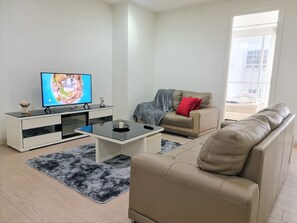 Apartamento | Zona de estar | Televisión LCD de 40 pulgadas con canales digitales, una televisión