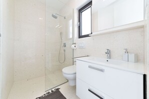 Jetted tub, hair dryer, towels