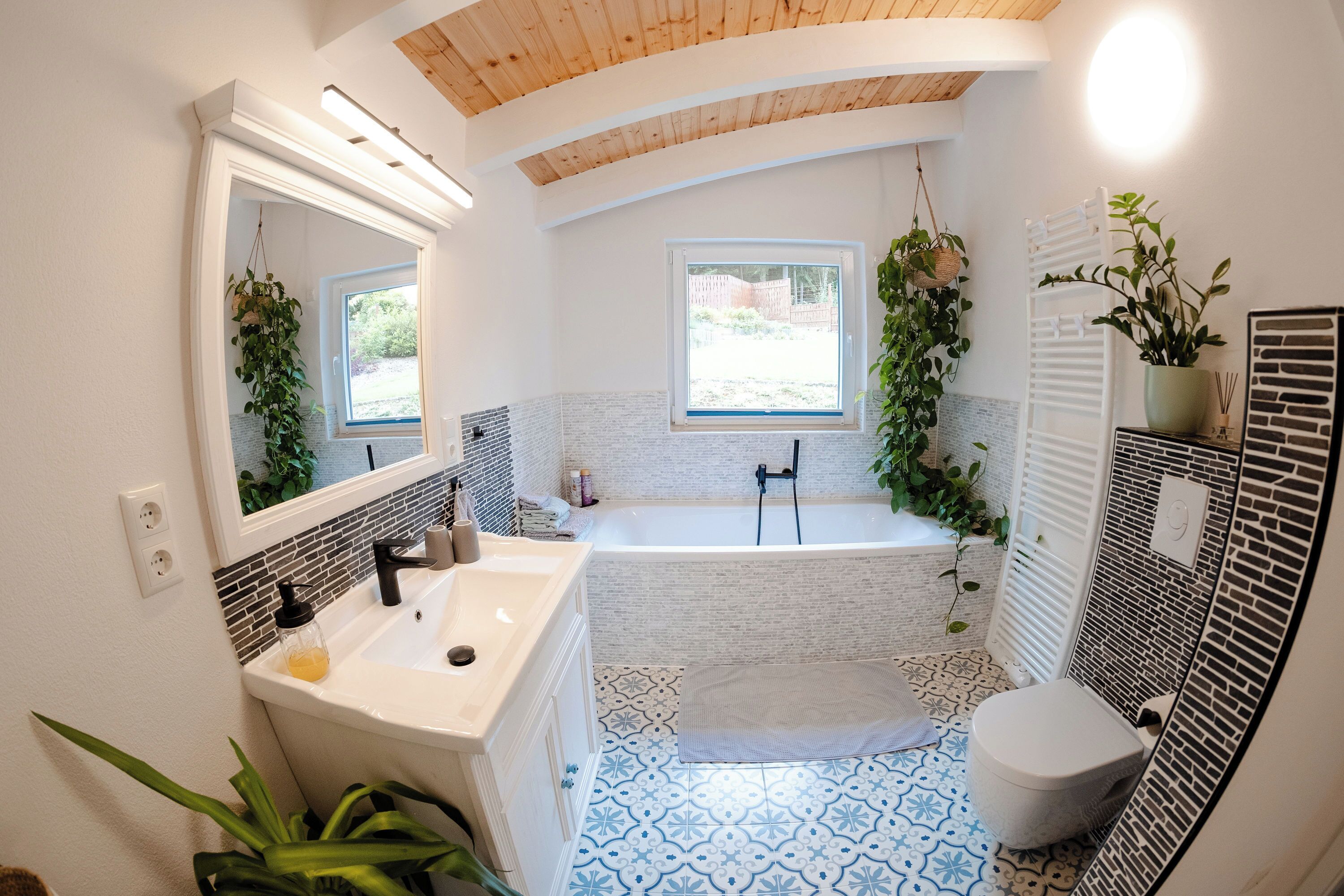 Een bad, een haardroger, handdoeken, zeep