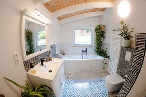 Bathtub, hair dryer, towels, soap - Guest house Leonidas (Stromberg)
