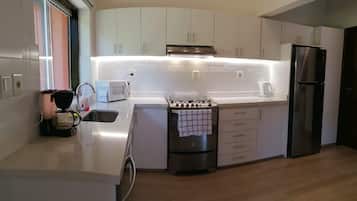 Refrigerador, microondas, horno y parrilla de estufa