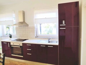 Jääkaappi, uuni, liesi, astianpesukone