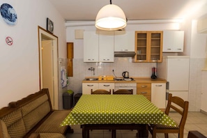 Fridge, oven, stovetop, coffee/tea maker