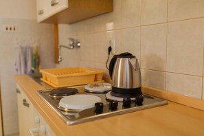 Kühlschrank, Ofen, Herdplatte, Wasserkocher mit Kaffee-/Teezubehör