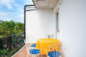 Outdoor dining - Holiday apartment with balcony and air conditioning (Milčetići)