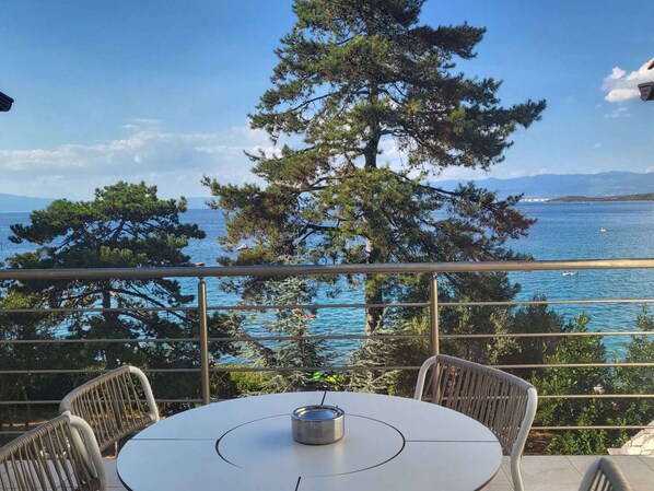 Outdoor dining - Holiday apartment with dreamlike sea view (Malinska)