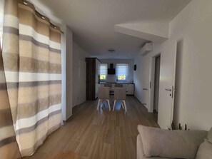 TV - Holiday apartment with dreamlike sea view (Malinska)