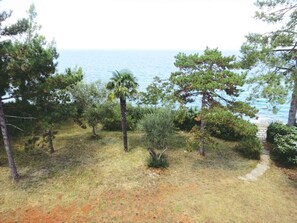 Property grounds - Holiday apartment with sea view (Malinska)