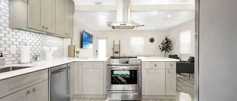 Refrigerador, microondas, horno, placa de cocina