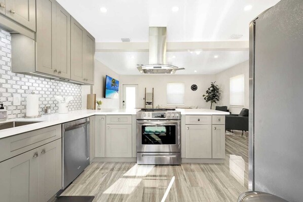 Refrigerador, microondas, horno y parrilla de estufa 