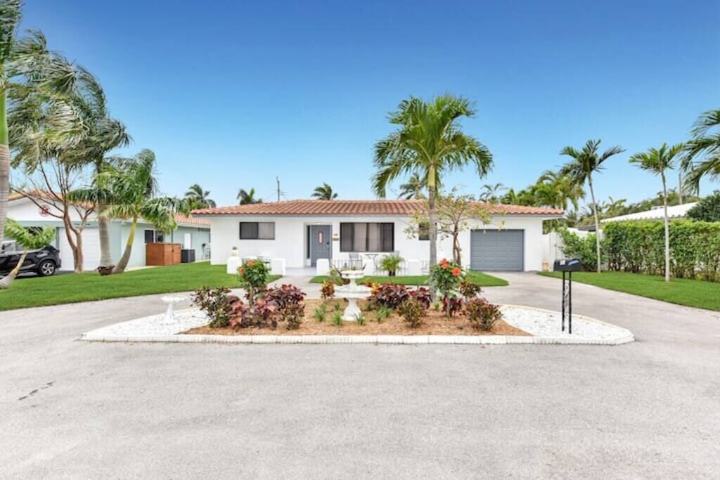Home w/pool by PMI unit 2600