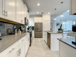 Fridge, microwave, oven, stovetop - Resort style villa close to Disney and other parks WALKING DISTANCE TO WATERPARK (Davenport)