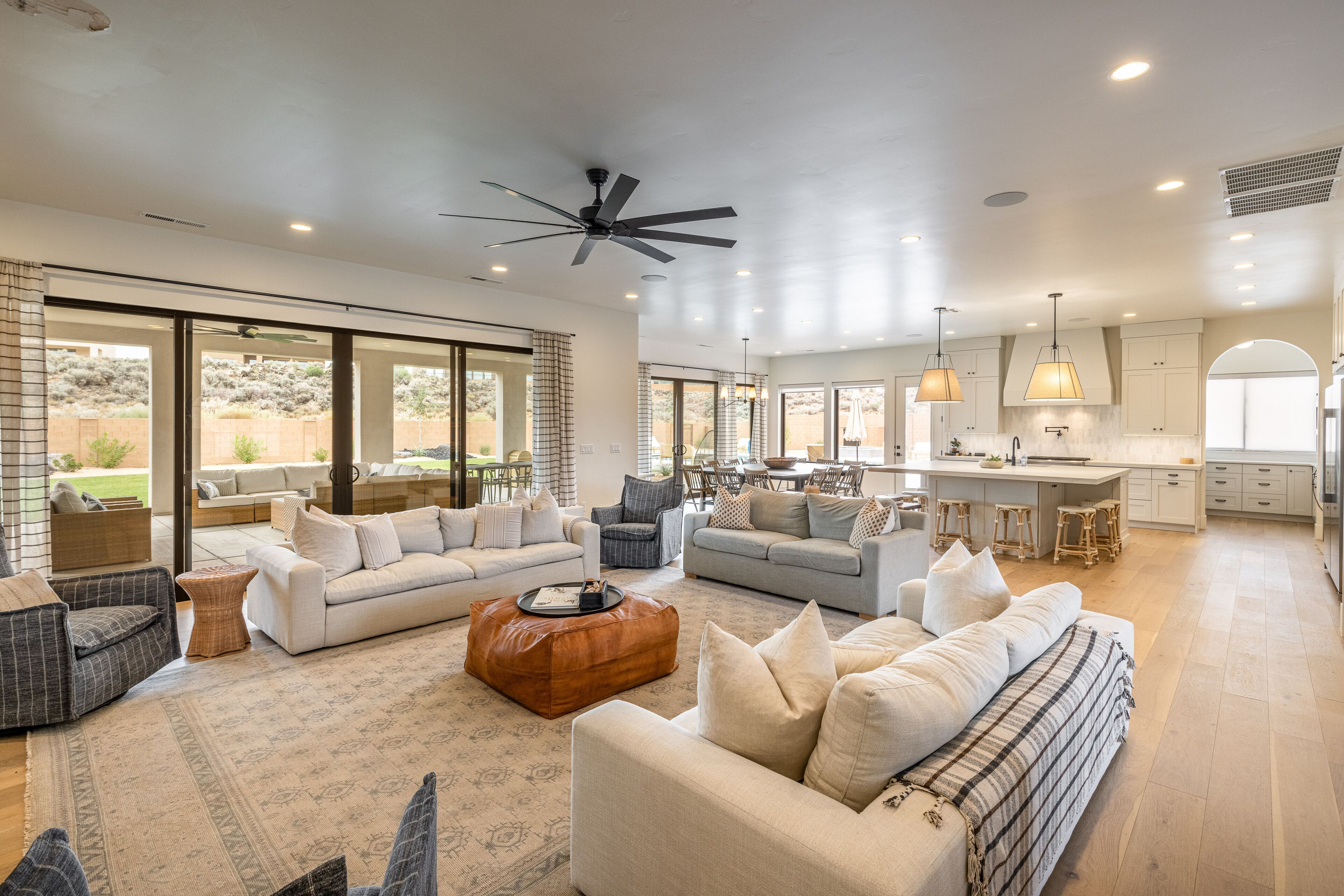 Smart TV, chimenea, reproductor de DVD y tenis de mesa 