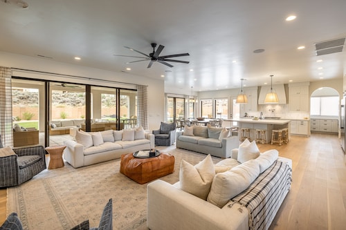 Sleeps 25, Private Pool, Hot Tub & Courts, Playground