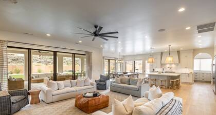 Sleeps 25, Private Pool, Hot Tub & Courts, Playground