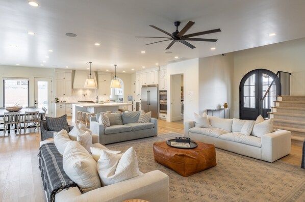 Smart TV, fireplace, DVD player, ping pong