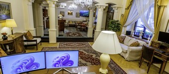Fleur De Lis Hotel