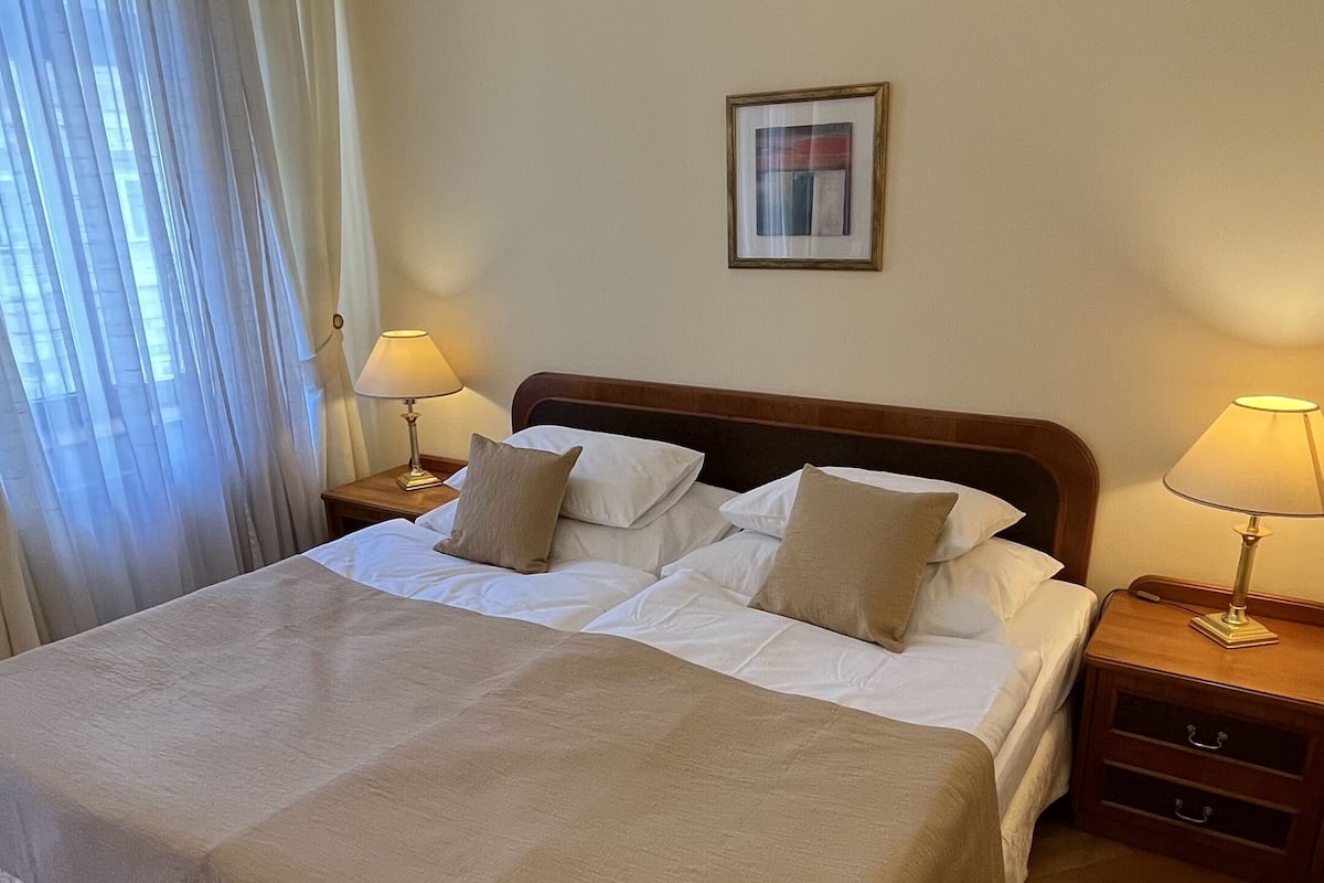 Camera Junior con letto matrimoniale o 2 letti singoli | Minibar, una cassaforte in camera, una scrivania, insonorizzazione