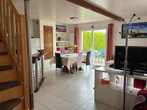 Dining - Audierne/Plouhinec: 1 km from the sea, in a peaceful, enclosed setting. (Plouhinec)
