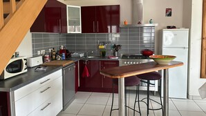 A modern kitchen with a microwave, toaster, sink, stove, and a refrigerator. - Audierne/Plouhinec: 1 km from the sea, in a peaceful, enclosed setting. (Plouhinec)