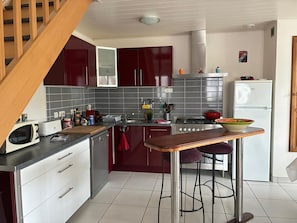 A modern kitchen with a microwave, toaster, sink, stove, and a refrigerator. - Audierne/Plouhinec: 1 km from the sea, in a peaceful, enclosed setting. (Plouhinec)