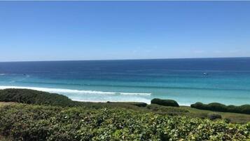 Nær stranden og solsenger