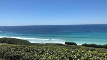 靠近海滩、沙滩椅