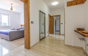 3 bedrooms, travel crib, free WiFi, bed sheets