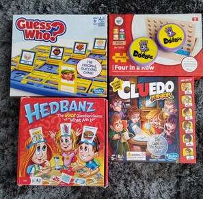 Cuatro juegos de mesa: Adivina Quién, Conecta Cuatro, Hedbanz y Cluedo Junior.