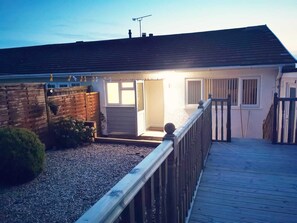 Cottage | Balcony - 3-bed 5-6 Berth Modernised Bungalow! (Tenby)