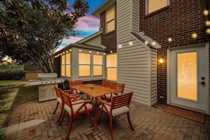 Outdoor dining - Tropical Pool Oasis - 5 BR, Foosbal, Cinema (Flower Mound)