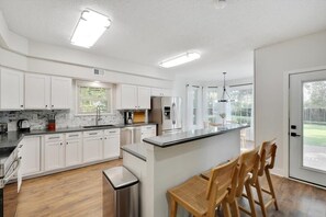 ثلاجة، ميكروويف، فرن، موقد طهي مسطح